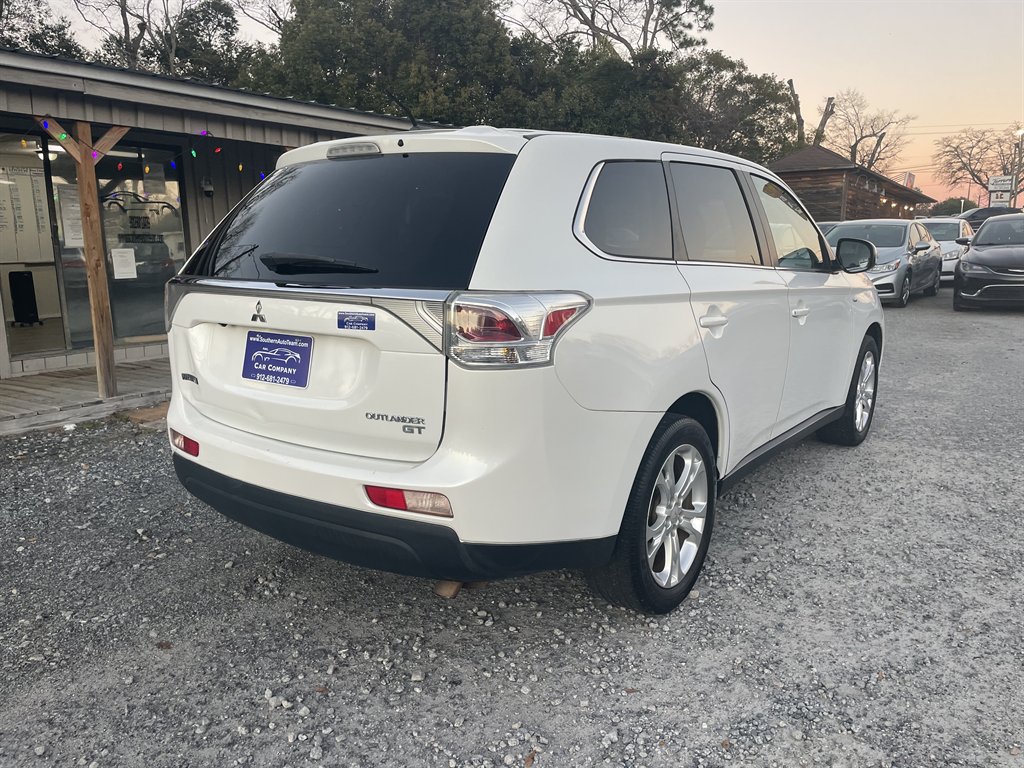 2014 Mitsubishi Outlander - $13,995
