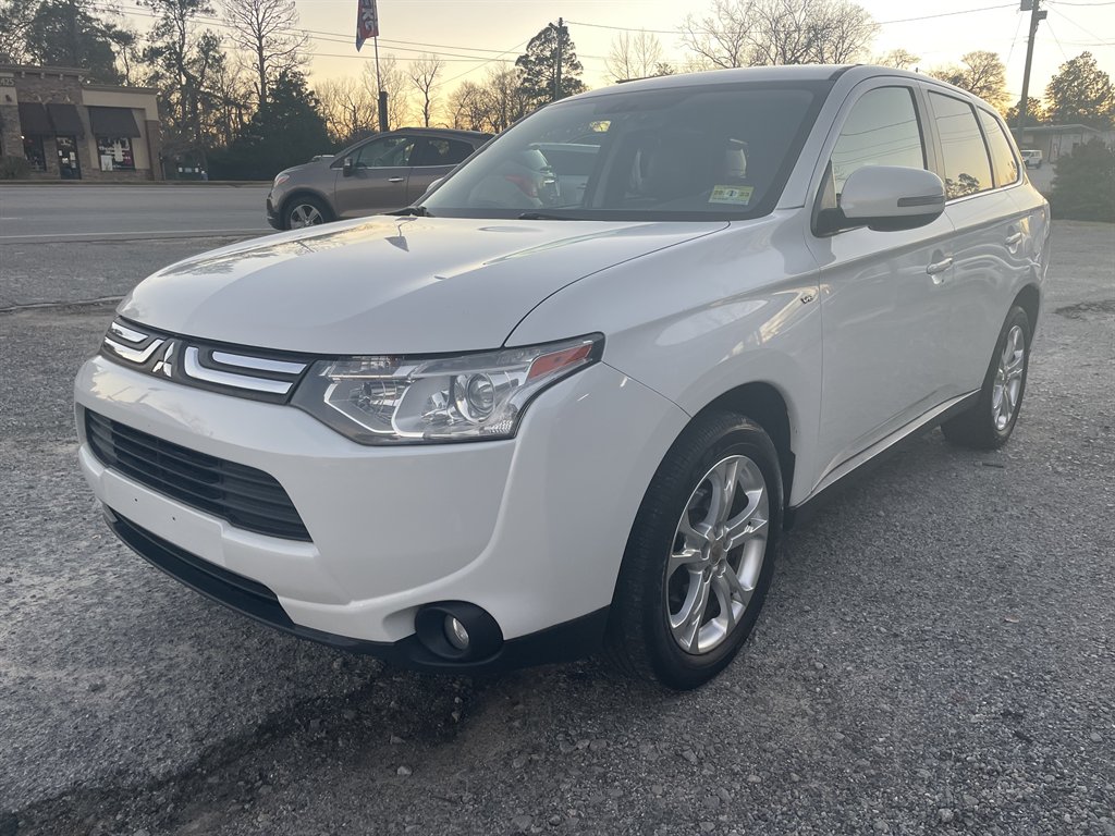 2014 Mitsubishi Outlander - $13,995