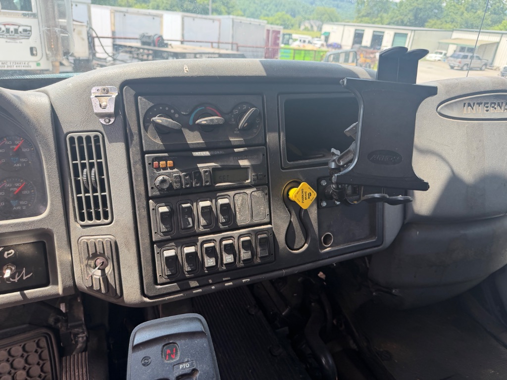 2005 INTERNATIONAL 7600 - $29,500