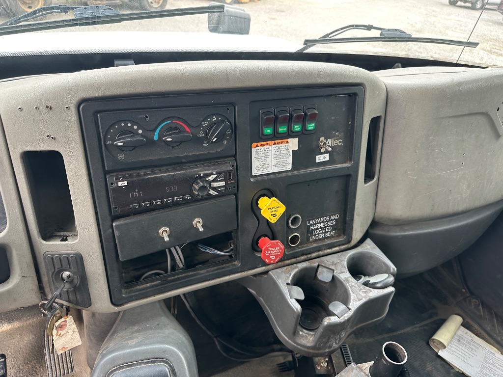 2017 International 4300 BUCKET TRUCK photo