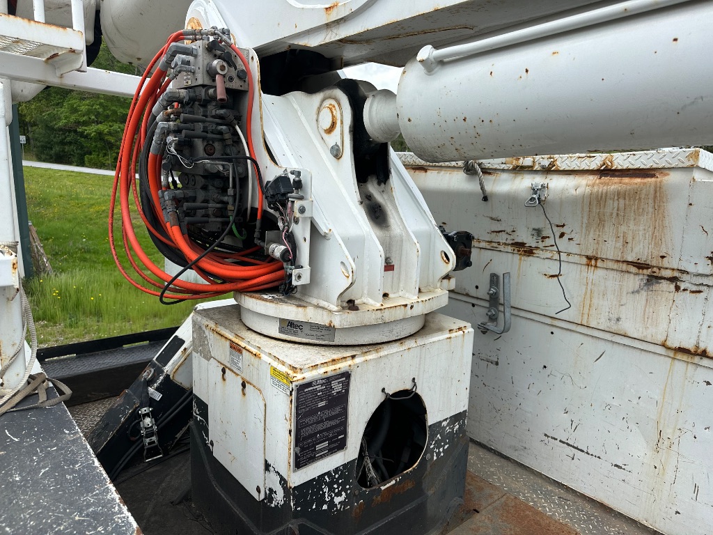 2017 International 4300 BUCKET TRUCK photo