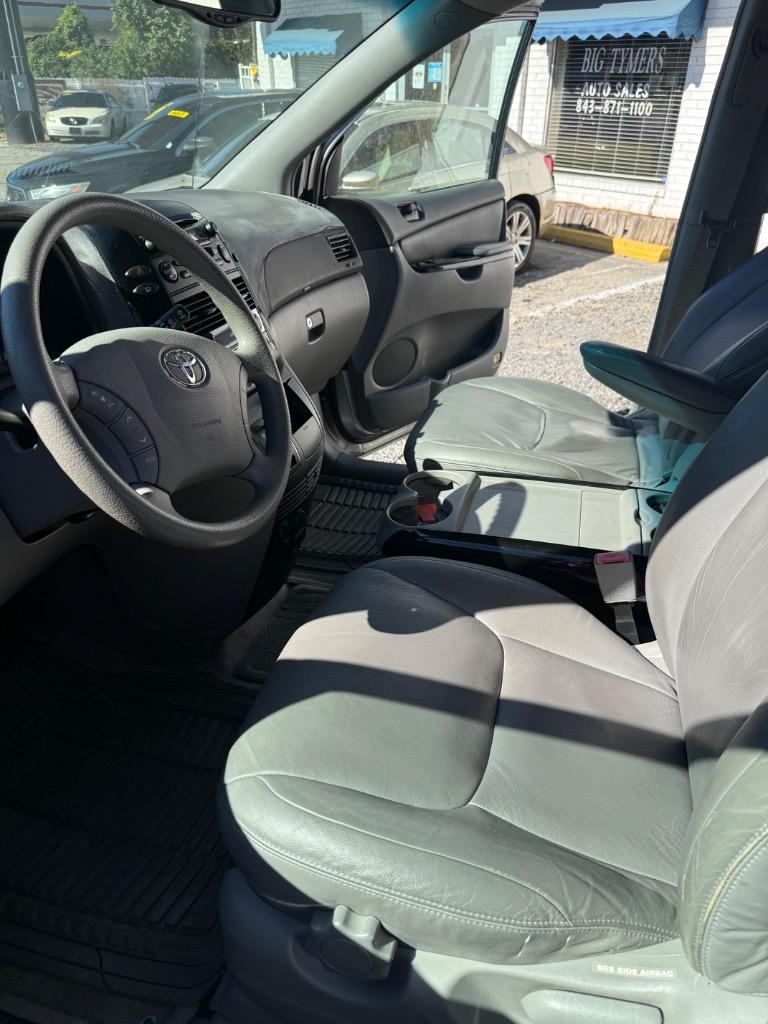 2004 Toyota Sienna - $4,999