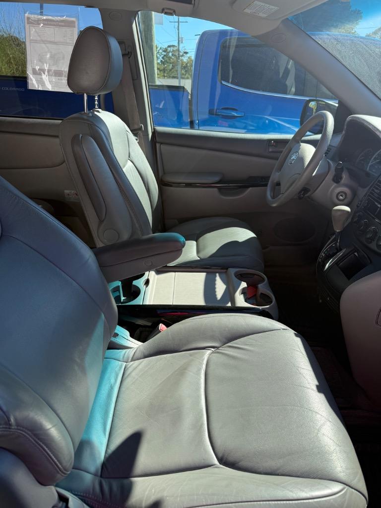 2004 Toyota Sienna - $4,999