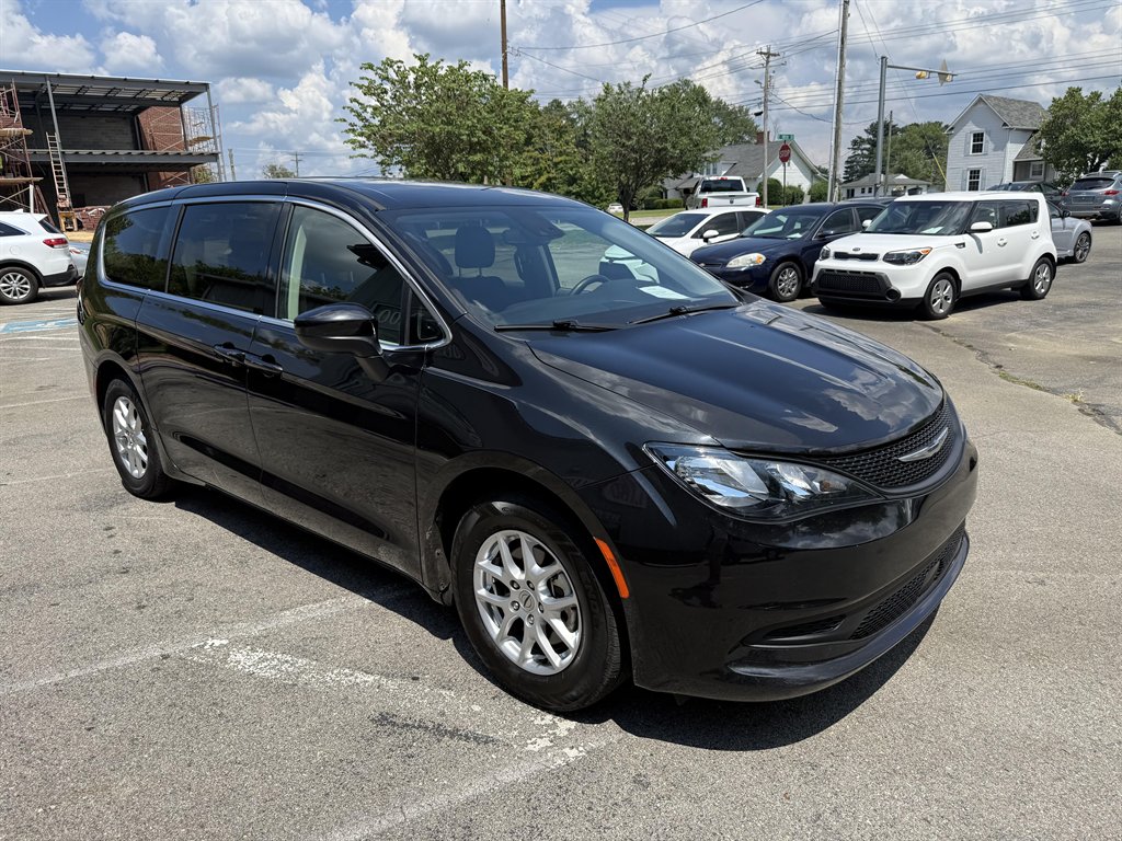 2023 Chrysler Voyager LX photo 3