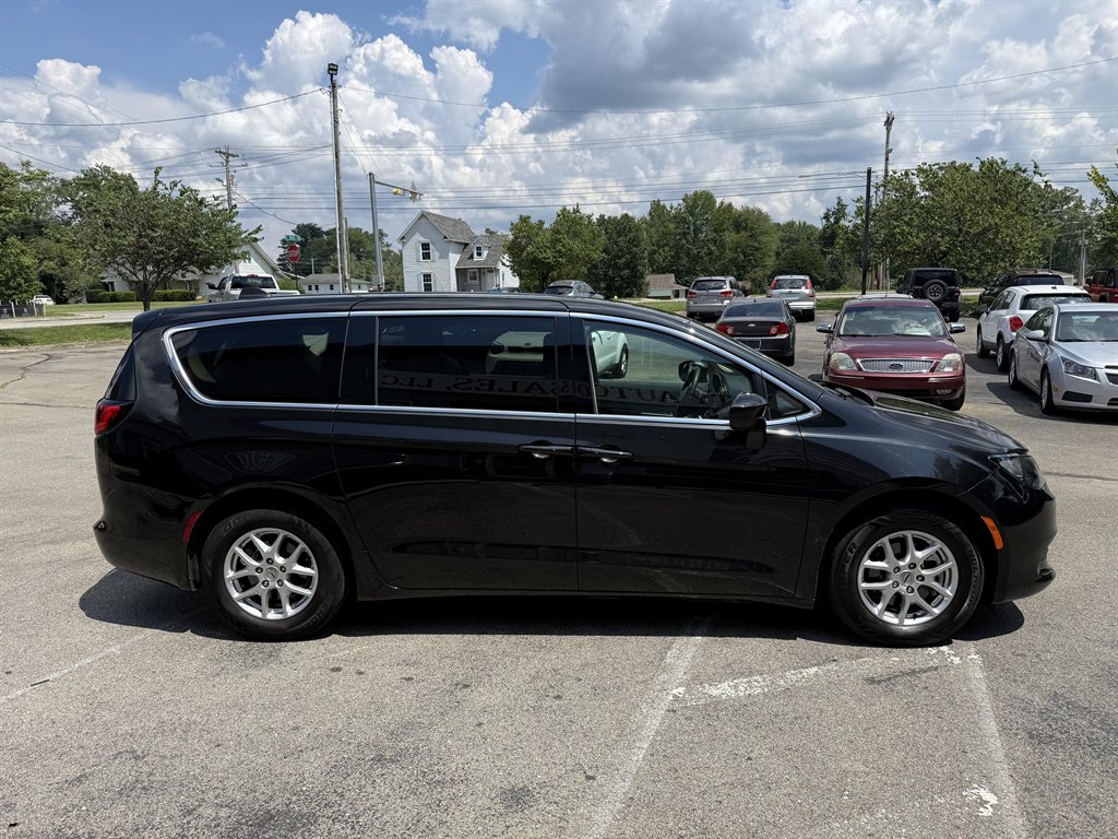 2023 Chrysler Voyager LX photo 4