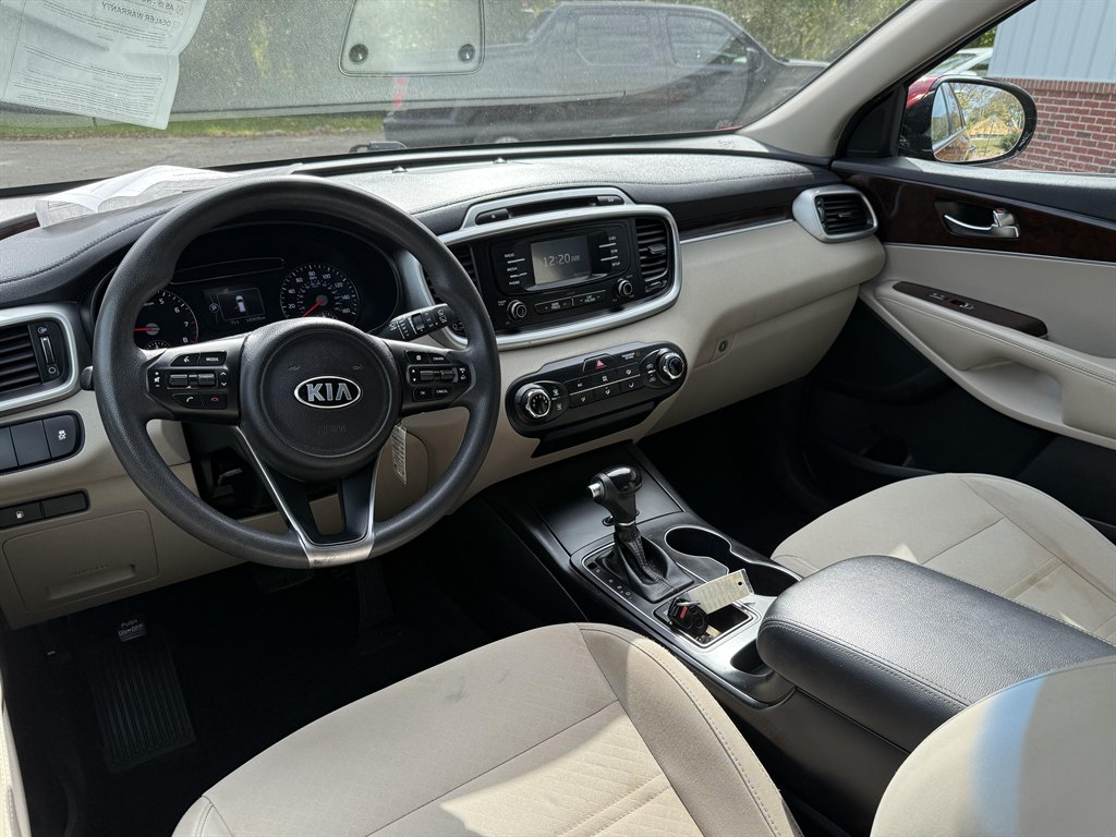 2016 Kia Sorento - $11,995