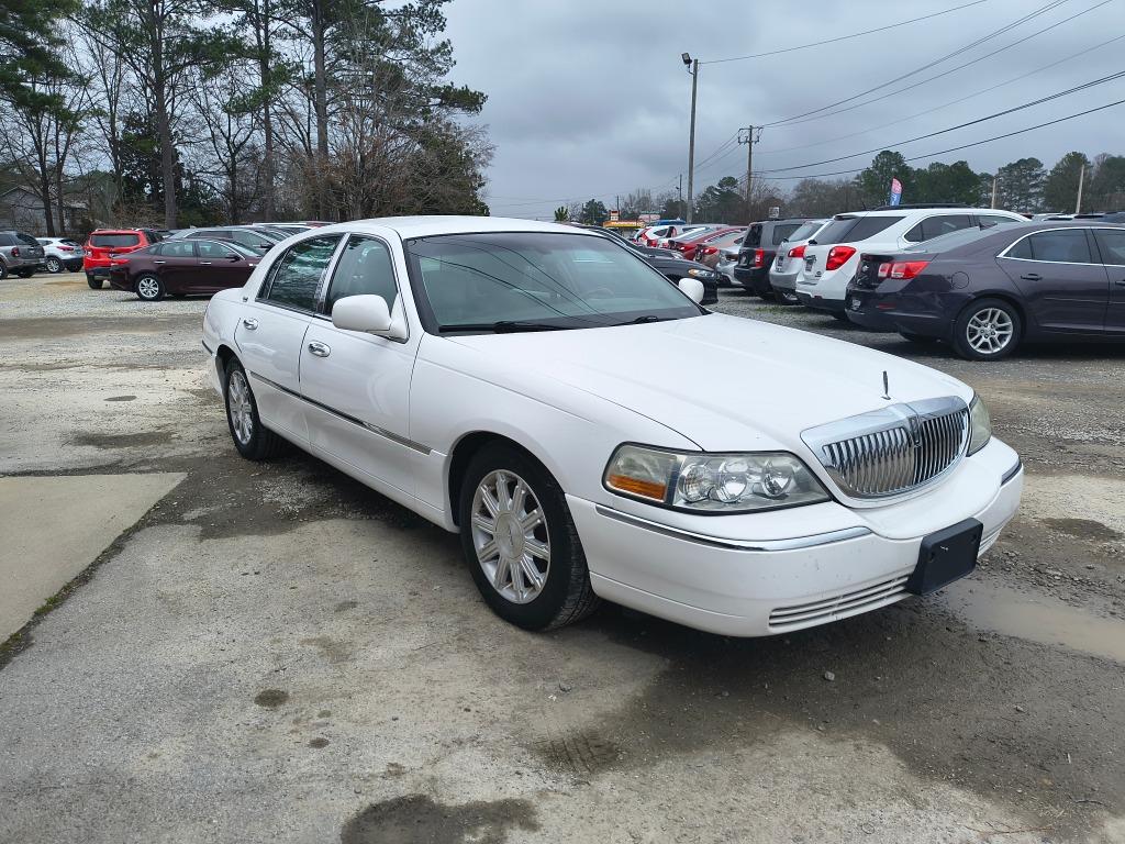 2011 Lincoln Town Car - $11,900