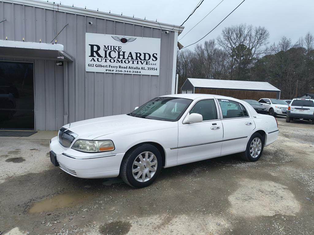 2011 Lincoln Town Car - $11,900