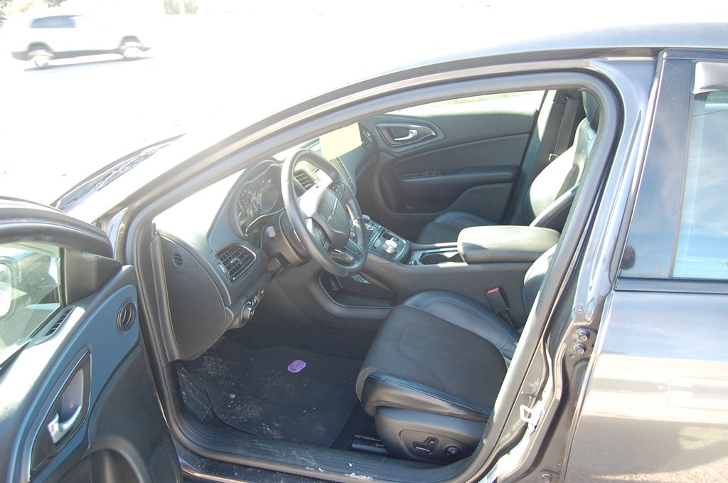 2015 Chrysler 200 - $10,500