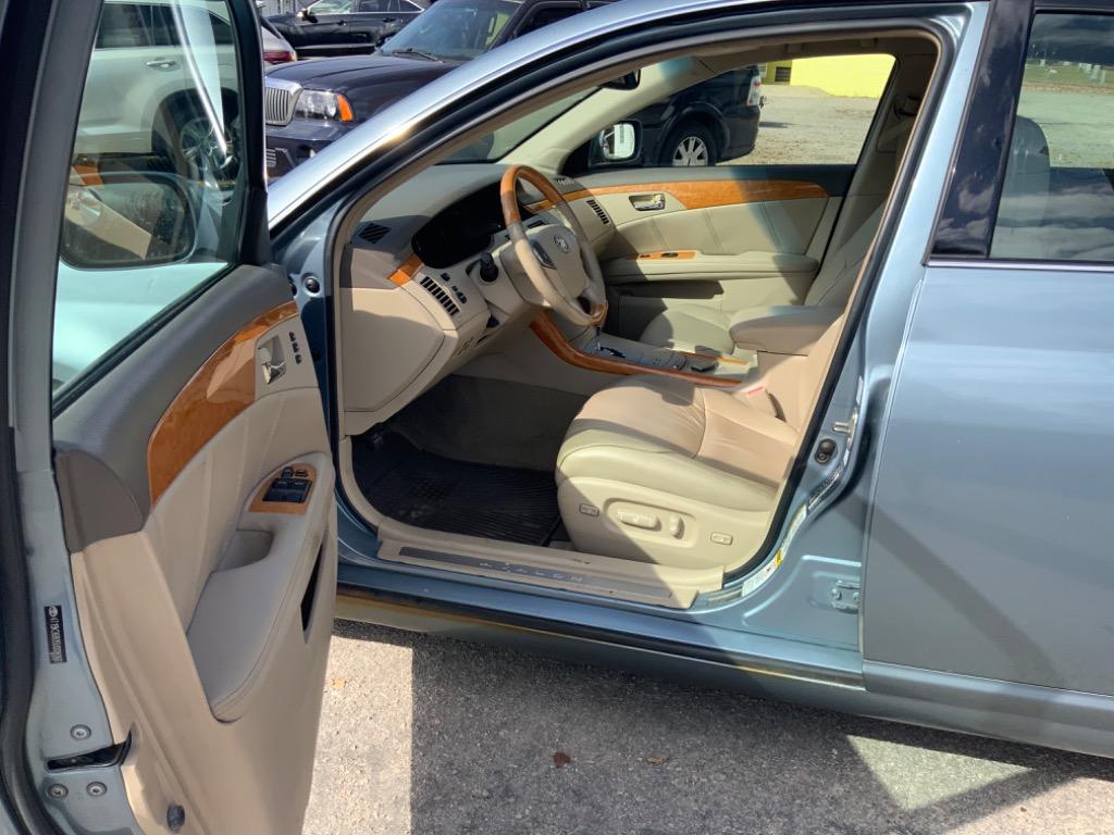 2005 Toyota Avalon XL photo