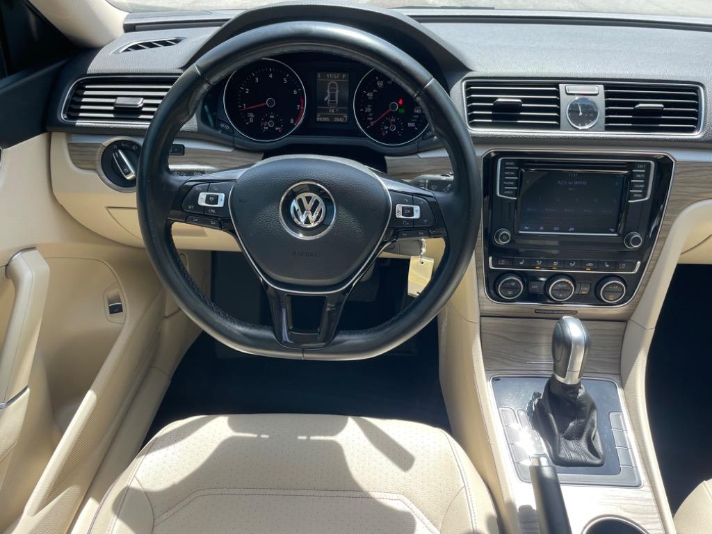 2016 Volkswagen Passat SE photo