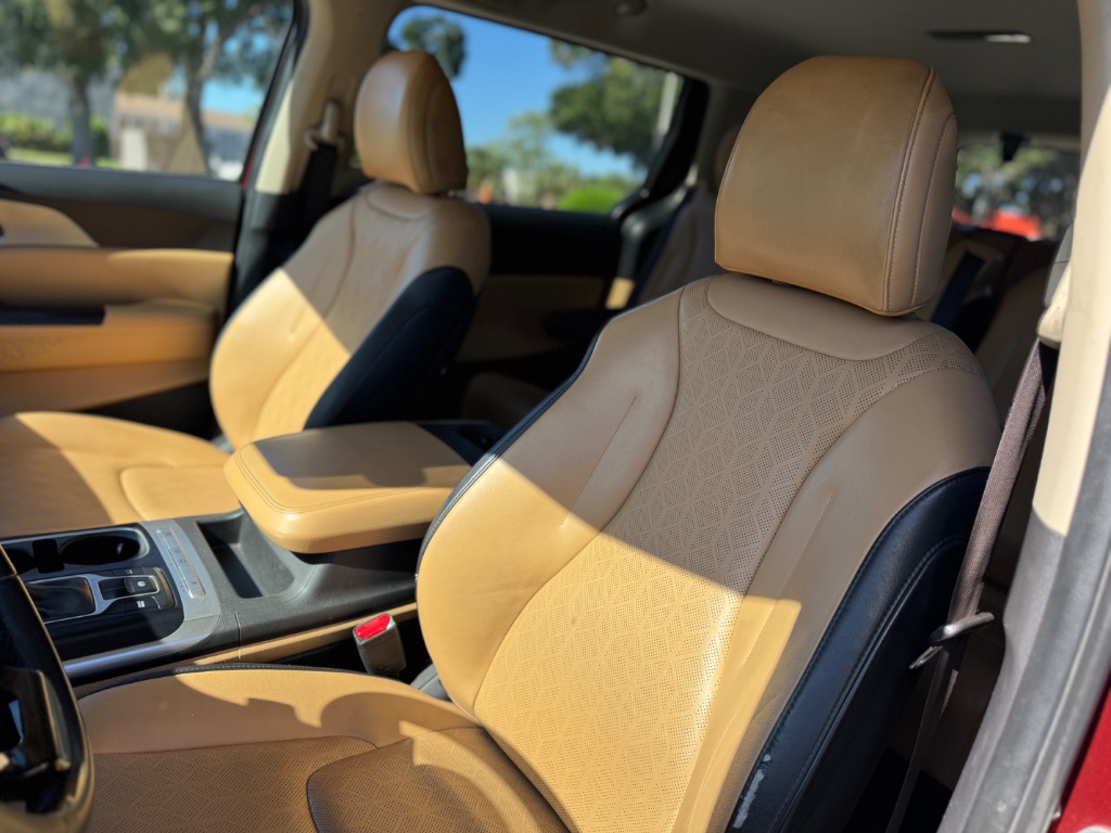 2023 Kia Carnival - $17,999