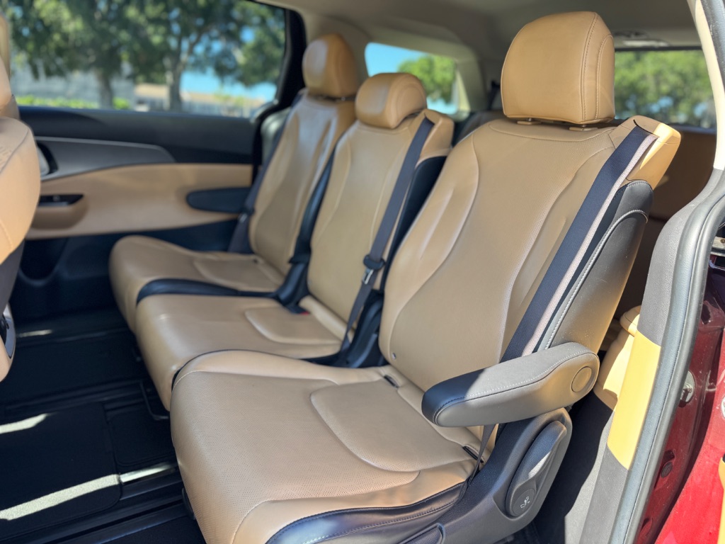 2023 Kia Carnival - $17,999