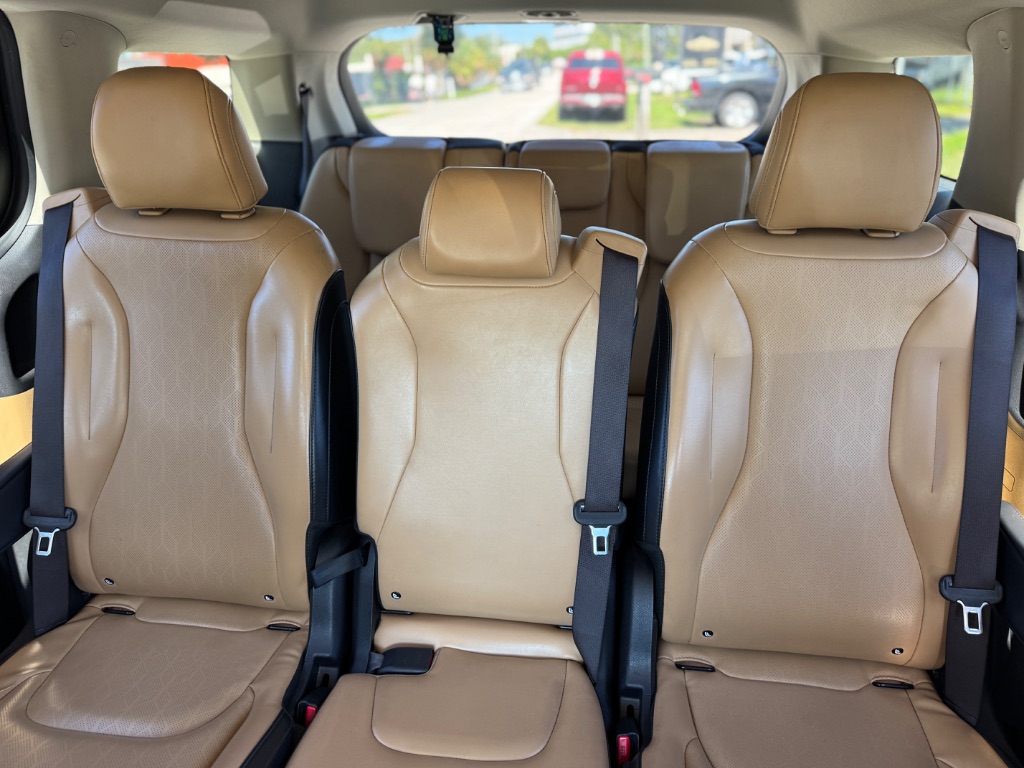 2023 Kia Carnival - $17,999