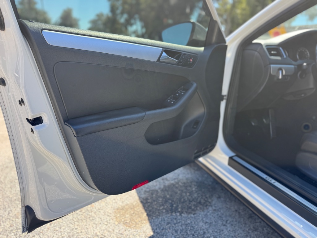 2013 Volkswagen Jetta - $9,999