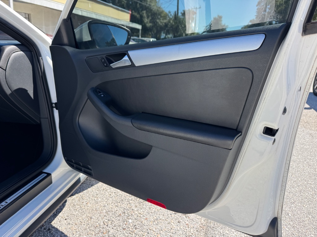 2013 Volkswagen Jetta - $9,999