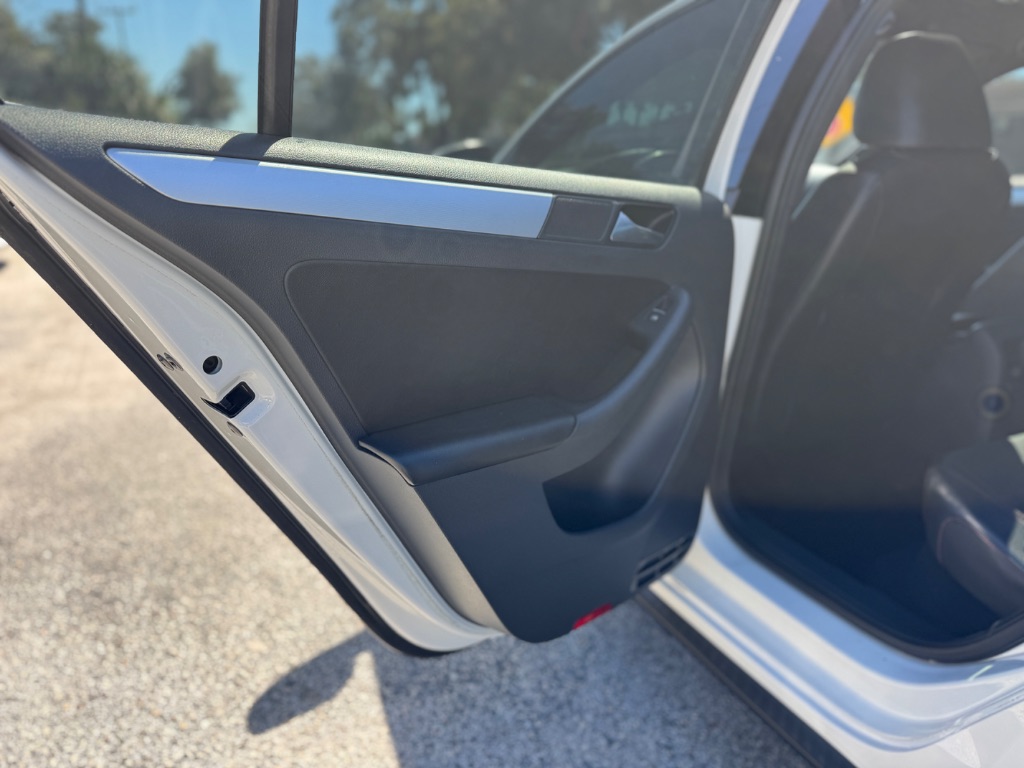 2013 Volkswagen Jetta - $9,999