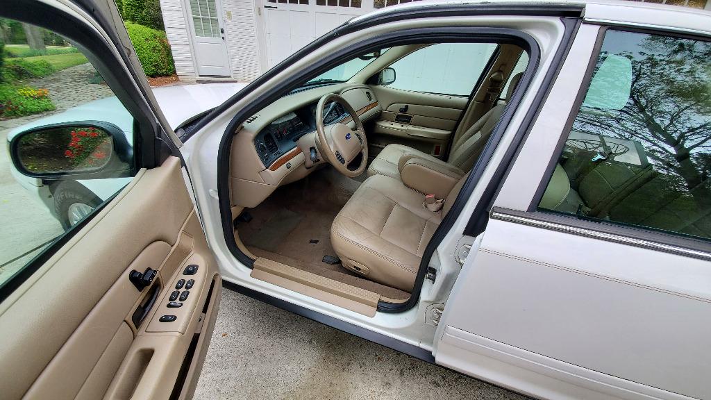 2004 Ford Crown Victoria LX photo