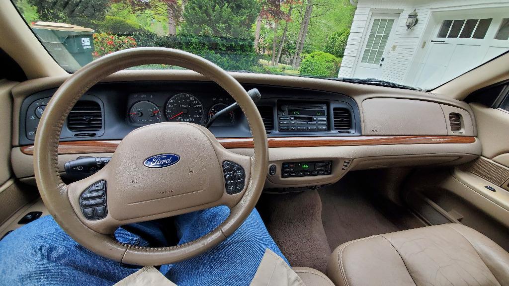 2004 Ford Crown Victoria LX photo