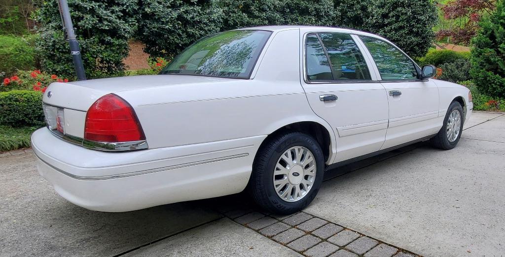 2004 Ford Crown Victoria LX photo