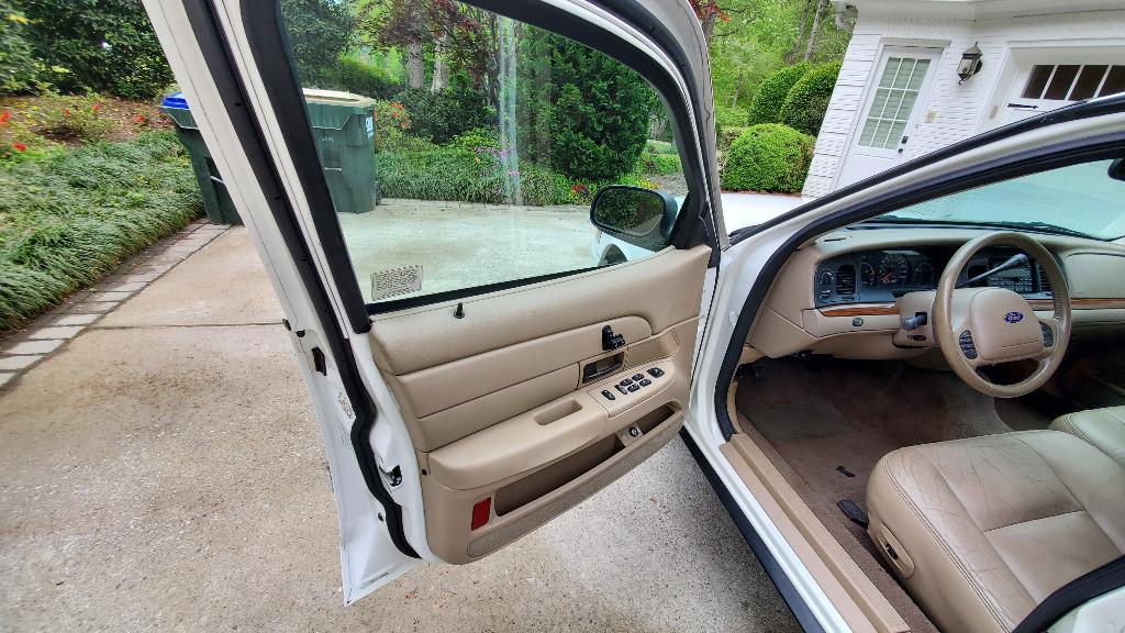 2004 Ford Crown Victoria LX photo