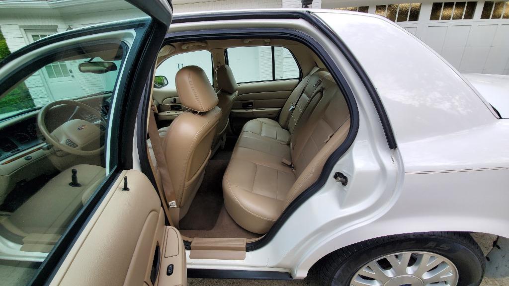 2004 Ford Crown Victoria LX photo