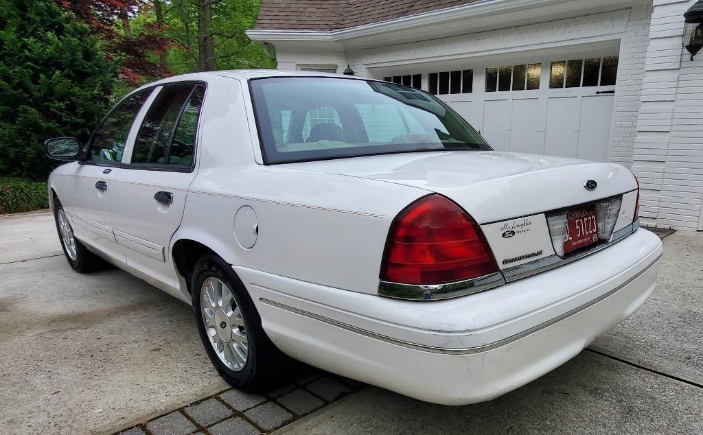 2004 Ford Crown Victoria LX photo