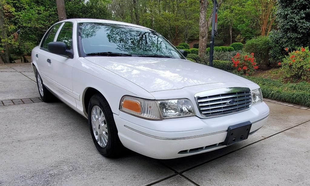 The 2004 Ford Crown Victoria LX photos