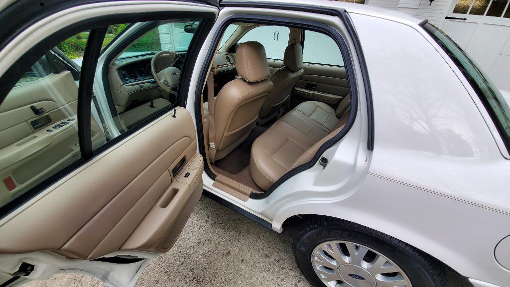 2004 Ford Crown Victoria LX photo