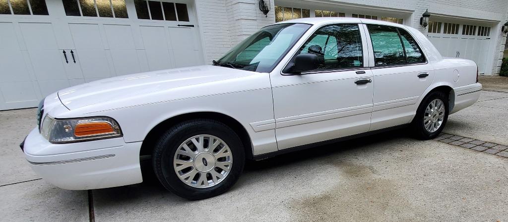 2004 Ford Crown Victoria LX photo