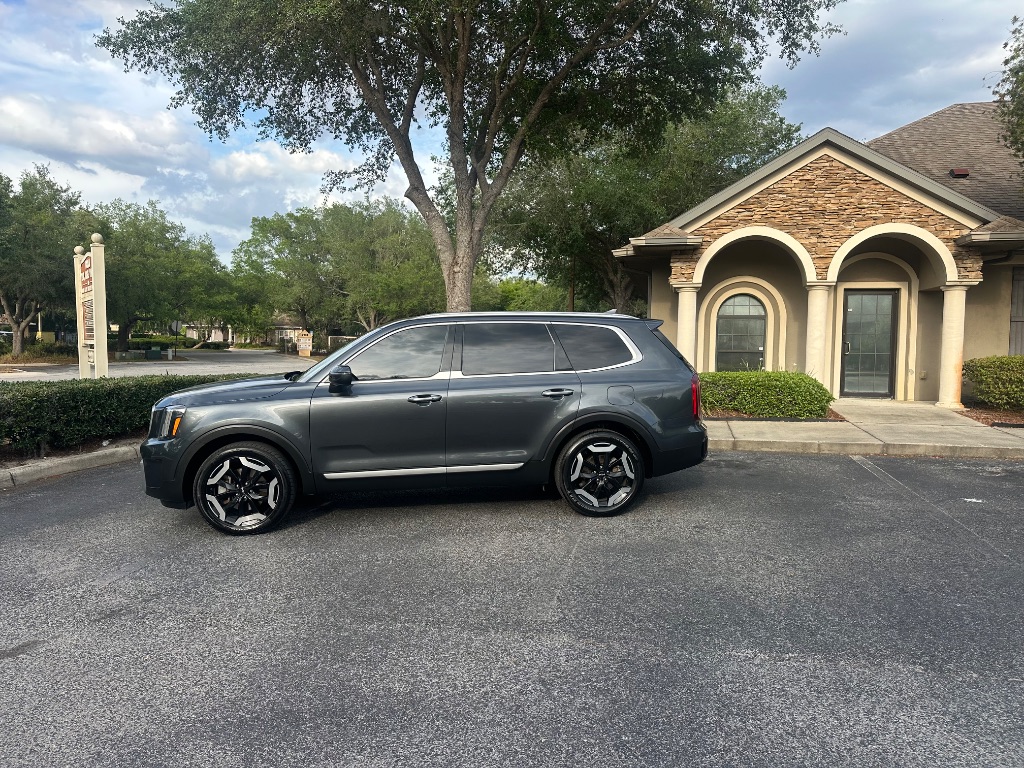 2023 Kia Telluride S photo