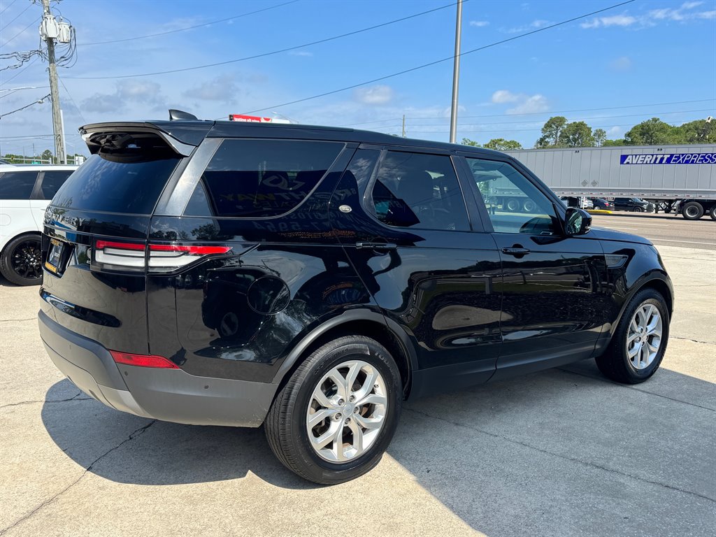 2020 Land Rover Discovery SE photo