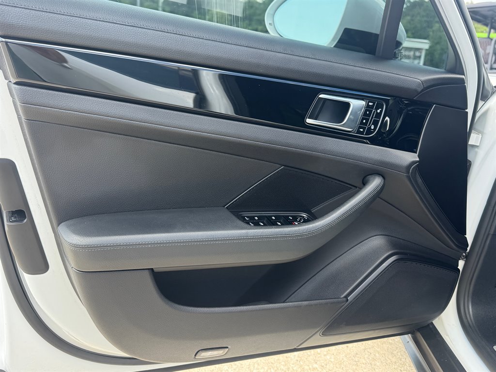 2017 Porsche Panamera 4 photo