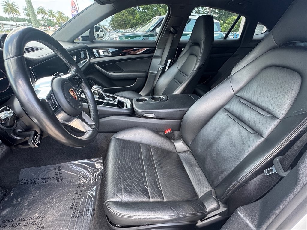 2017 Porsche Panamera 4 photo