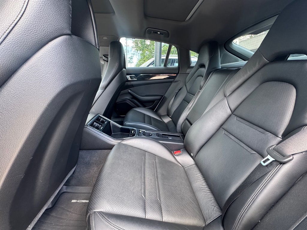 2017 Porsche Panamera 4 photo
