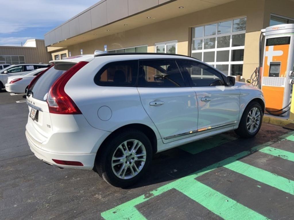 2015 Volvo XC60 - $8,000