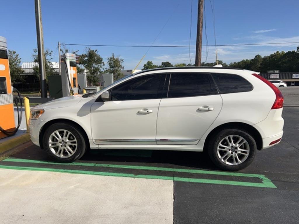 2015 Volvo XC60 - $8,000