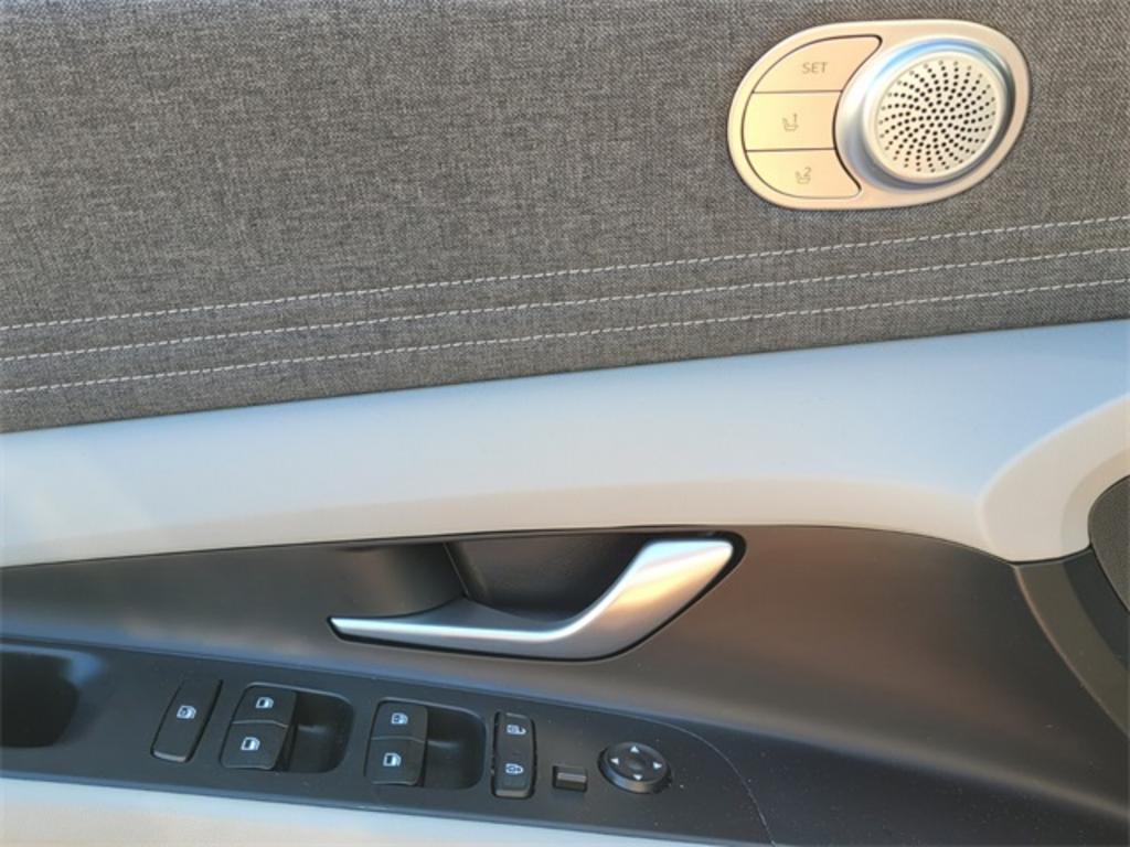 2023 Hyundai Elantra - $28,000