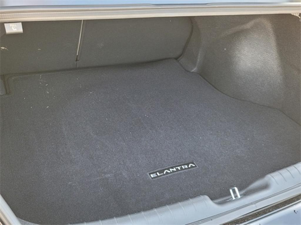 2023 Hyundai Elantra - $28,000