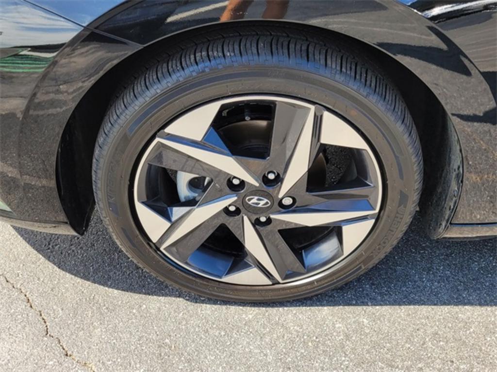 2023 Hyundai Elantra - $28,000