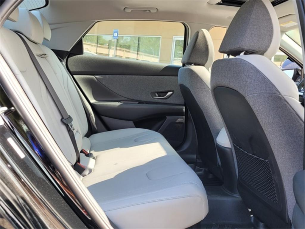 2023 Hyundai Elantra - $28,000