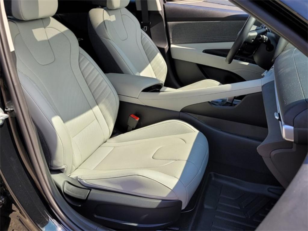 2023 Hyundai Elantra - $28,000