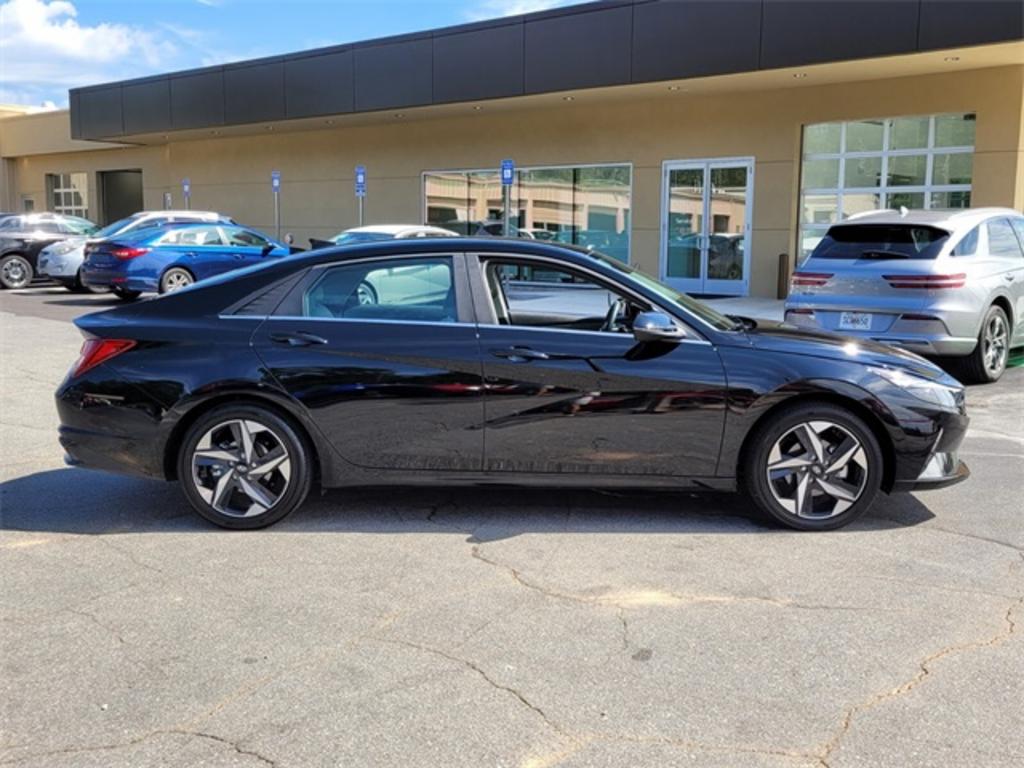 2023 Hyundai Elantra - $28,000