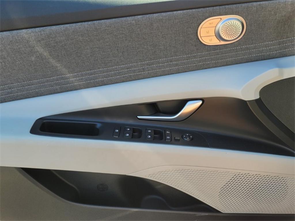 2023 Hyundai Elantra - $28,000
