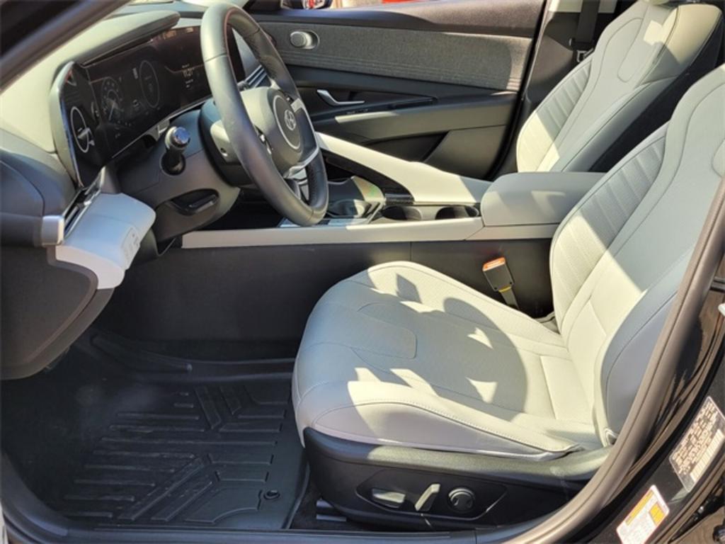 2023 Hyundai Elantra - $28,000