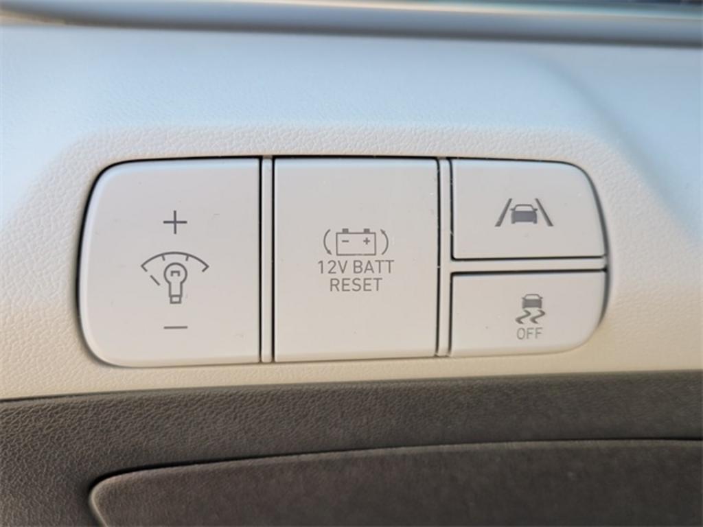 2023 Hyundai Elantra - $28,000