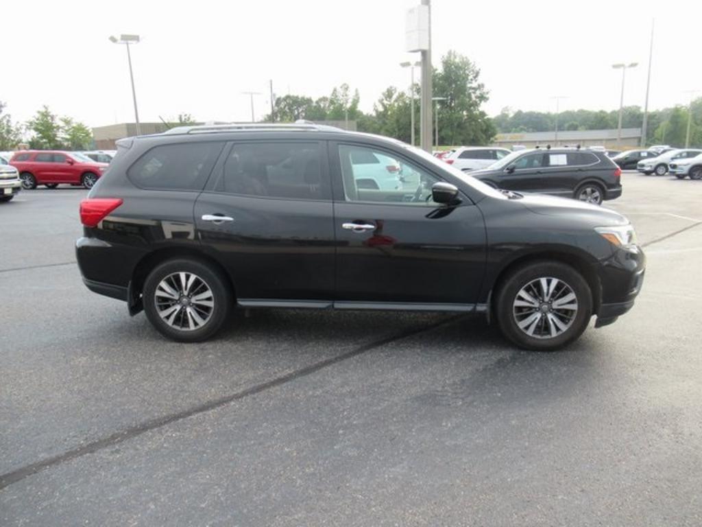 2017 Nissan Pathfinder - $9,000