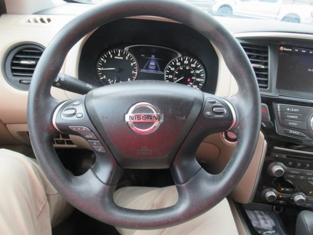 2017 Nissan Pathfinder S photo