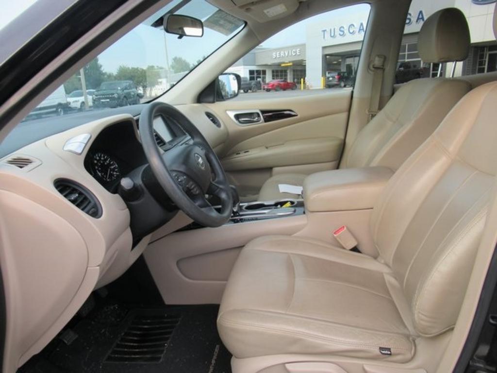 2017 Nissan Pathfinder - $9,000