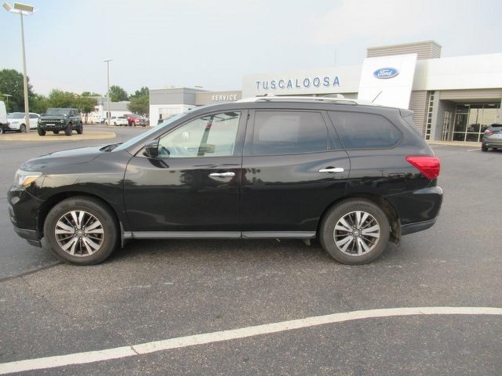 2017 Nissan Pathfinder - $9,000